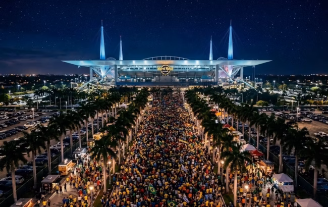 Miami World Cup 2026 Atmosphere – Stadium, Fans and City Vibes Soccer fans arriving near a large stadium in Miami during an international tournament, with palm trees and sunset sky